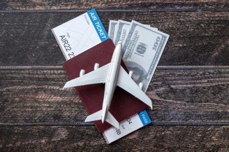 Flygplan, pass och pengar