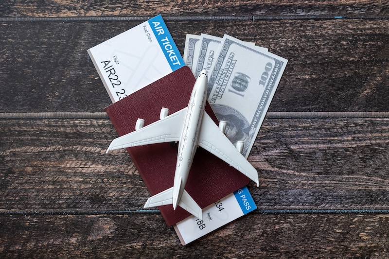 Flygplan, pass och pengar
