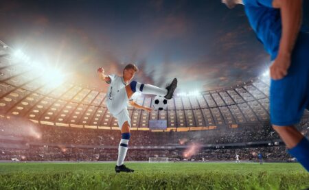 En fotbollsspelare som dribblar på arena